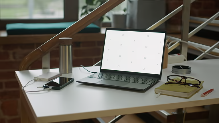 Panduan 5 Menit: Cara Memilih Charger Laptop Traveling Aman dan Ringan